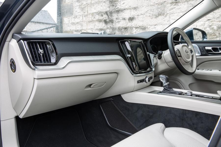 Интерьер Volvo V60 D3 Inscription 2018 года  (UK) (фото 10 из 40)